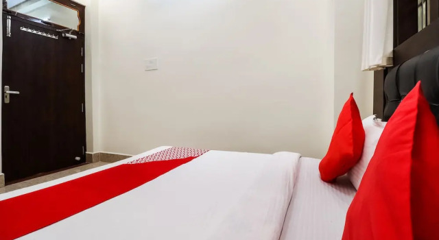 OYO 48057 Peace Inn, Забронировать Отель Трипликане Ченнаи, рядом с MGR Memorial