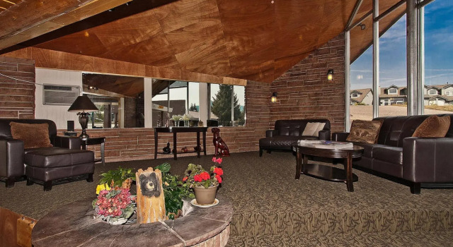 Coyote Mountain Lodge, Забронировать Отель Отели Эстес-Парк с парковкой, рядом с Lake Estes 9-Hole Golf Course, Парковка