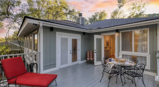 Коттедж Conch Cottage by Avantstay Walk to Beach, Deck, Fireplace, Outdoor Dining