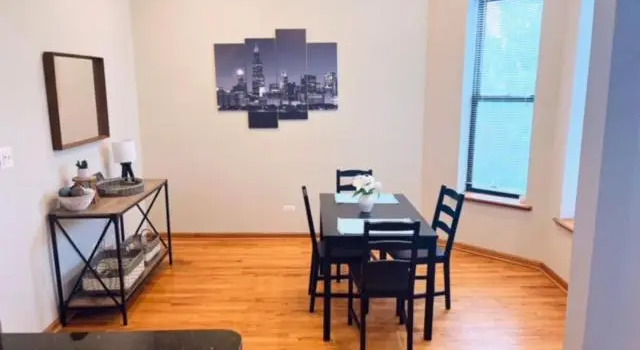 3BD/2BA in Historic Hyde Park Neighborhood w/ Parking Near University of Chicago, Забронировать Отель Hyde Park Чикаго, рядом с Художественный музей "Смарт" Чикагского университета