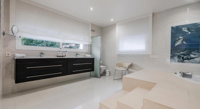 Luxurious Villa .2 Swimming Pools 200 M. From The Beach 1 Climatized, Book Villa Sitges Costa del Garraf