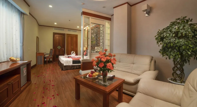 Люкс с красивым видом из окна Hanoi Larosa Hotel