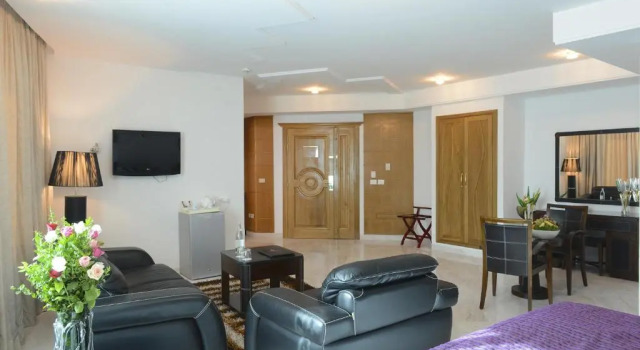 Полулюкс The Penthouse Suites Hotel