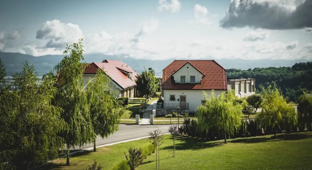 Tri lučke hotel & restaurant, Book Hotel Hoteller i Posavje med parkering, Parkering