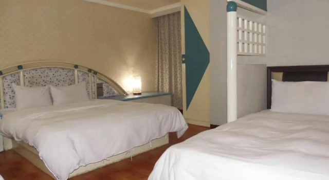 Четырёхместный номер Standard Modern Plaza Hotel
