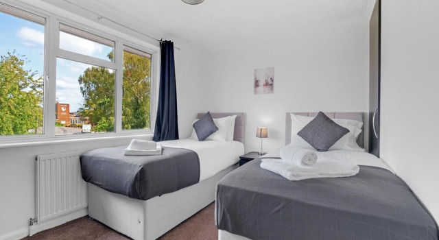 Heathrow Living St Annes Svcs Hse 5 BDRM, Забронировать Апартаменты/квартира Отели Большого Лондона с парковкой, Парковка