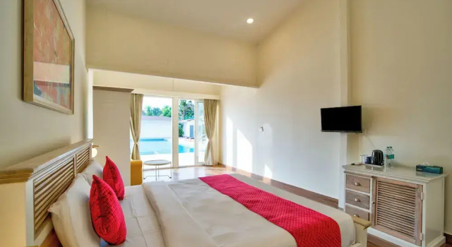 Номер Luxury с видом на бассейн The Goa Beach Resort, Morjim