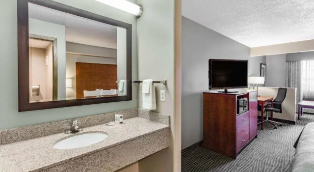Люкс AmericInn by Wyndham Des Moines Airport