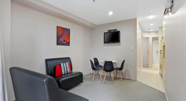 Апартаменты Uptown Two Bedroom Apartment With The Essentials