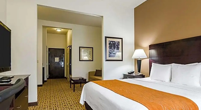 Люкс Superior Comfort Inn & Suites Lawrence - University Area