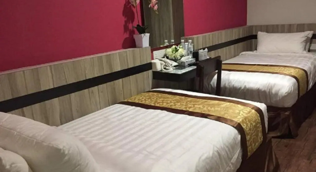 Ekonomi çift kişilik oda Meriton Inn Hotel
