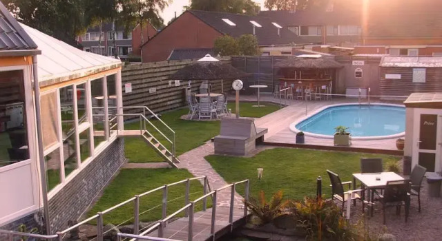 B & B Drentse Zon, Book Hotel Hoteller i Nieuw-Amsterdam med pool, Swimmingpool