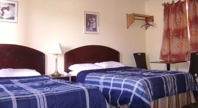 Четырёхместный номер Standard с балконом Orangeville Motel