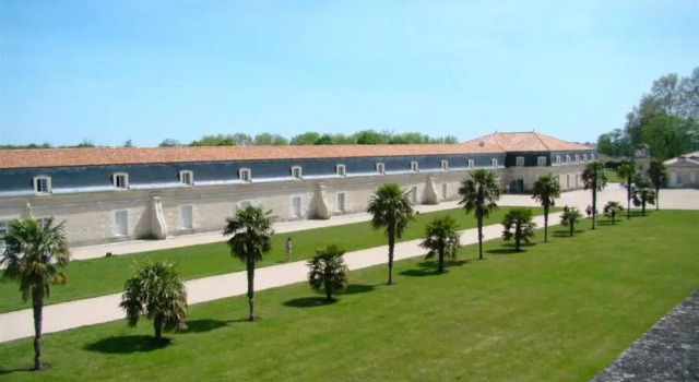 T2 meublé pour curistes, vacanciers et stagiaires, Rezerwuj Apartament Hotele w Charente-Maritime z parkingiem, Parking