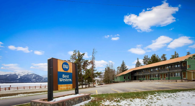 Кровать в общем номере Best Western Ptarmigan Lodge