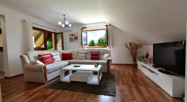 Apartman Jelena, Book Lejlighed Hoteller i Karlovac county med parkering, Parkering