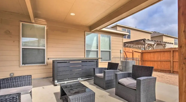 Коттедж с 3 комнатами с балконом San Antonio Home w/ Patio + Grill Near Seaworld!