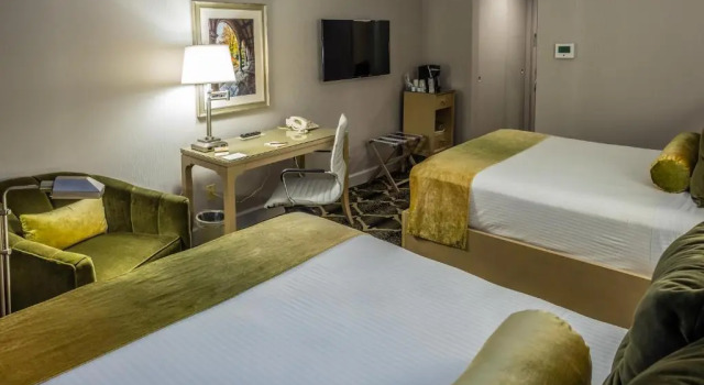 Четырёхместный номер Standard Bell Tower Hotel