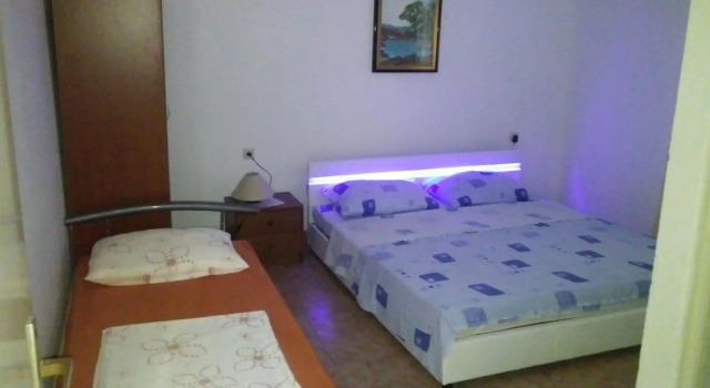 APARTMAN PAVE & ILIJA jr, Prenota Appartamento Hotel a Isole Quarnerine con parcheggio, Parcheggio