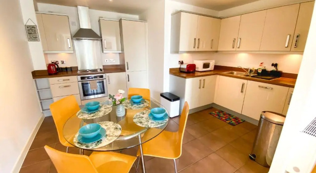 Central MK Hub Apartment - 2 Bedroom 2 Bathroom - Balcony, Smart TV with Netflix and Free Parking by Yoko Property, Varaa Huoneisto Asunnot kohteessa Merseyside, Huoneisto