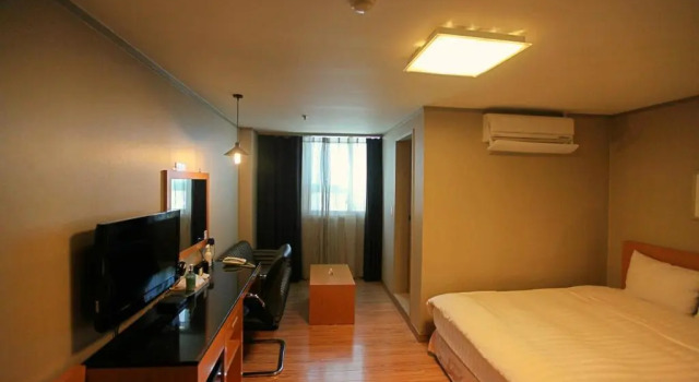 Полулюкс Changwon AT Business Hotel