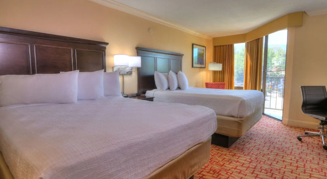 Четырёхместный номер Standard с балконом и с видом на реку Edgewater Hotel - Gatlinburg