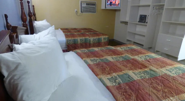 Четырёхместный номер Standard Coronada Inn & Suites