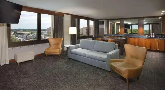 Люкс Directors с 2 комнатами DoubleTree by Hilton Chicago - Oak Brook