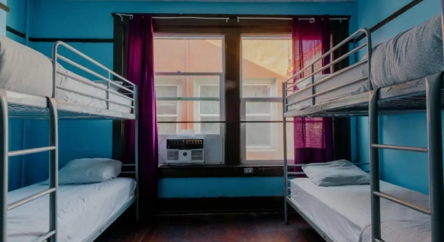 Кровать в общем номере Lucky Ds Youth and Travelers Hostel
