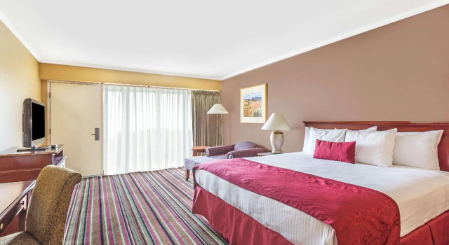 Двухместный номер Standard Days Inn & Suites by Wyndham Logan