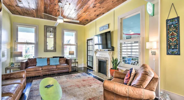 Historic Galveston Hideaway, Walk to the Beach!, Забронировать Отель Отели Галвестон с парковкой, рядом с Galveston Island Railroad Museum and Terminal, Парковка