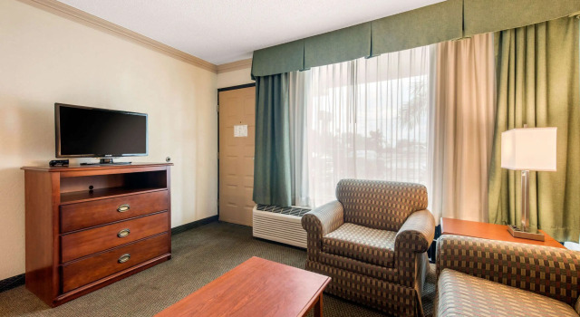 Четырёхместный люкс Quality Inn & Suites Tarpon Springs South