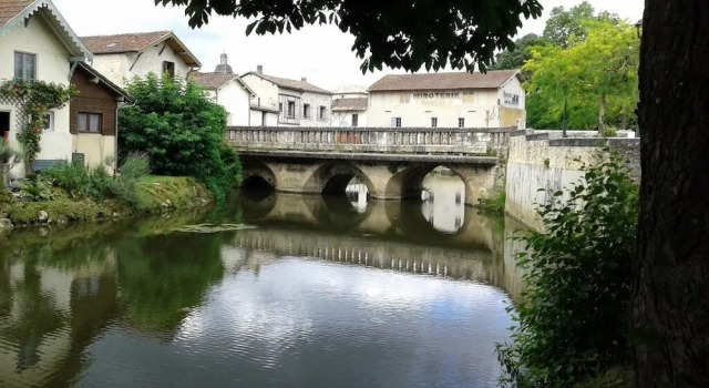 Amour Aquitaine, Rezervovat Hotel Hotely v Cambes s bazénem, Bazén