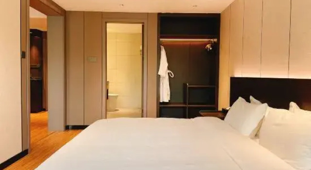 Двухместный семейный люкс с видом на озеро Pujin Hotel (Wuhan High Speed Railway Station Happy Valley Branch)