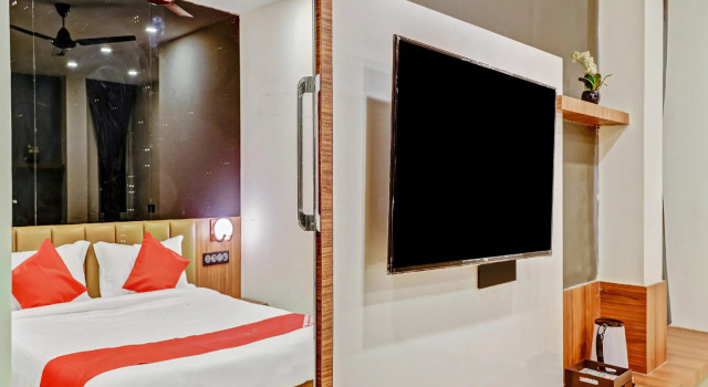 OYO 63739 La Hotera, Rezerwuj Hotel Hotele w Andhra Pradesh z parkingiem, Parking
