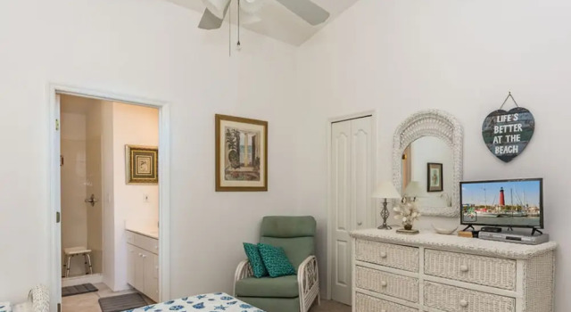 Beachy Keen Pool Home by Ocean Properties, Забронировать Отель Отели Нью-Смирна-Бич с парковкой, рядом с Поле для гольфа Detwiler Park, Парковка