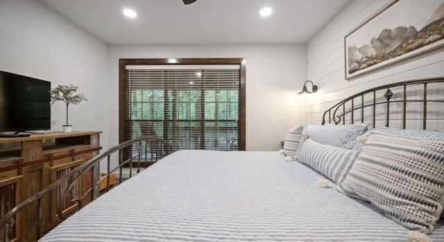 Newly Redecorated Deer Valley Cabin Features Secluded Hot Tub and Campfire by Redawning, Book Hotel Hoteller i Hochatown med parkering, Parkering