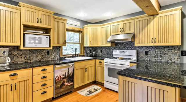 Коттедж Black Mountain Cabin w/ Screened Porch + Views!