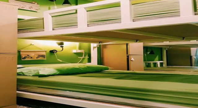 Кровать в общем номере Staying Hostel