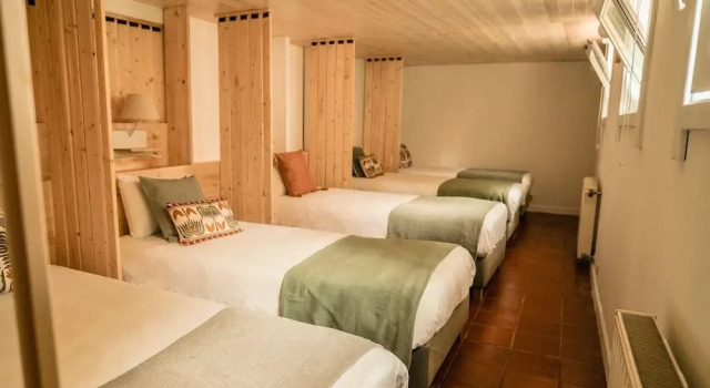 Кровать в общем номере Porto Surf Lodge