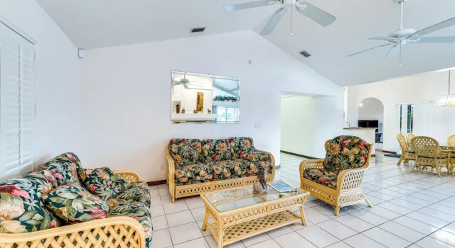 Коттедж Canal-front Gem w/ Private Dock in Port Charlotte!