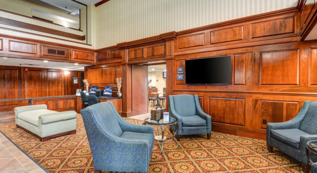 Comfort Suites Outlet Center