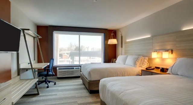 Четырёхместный номер Standard Holiday Inn Express & Suites Galesburg by IHG