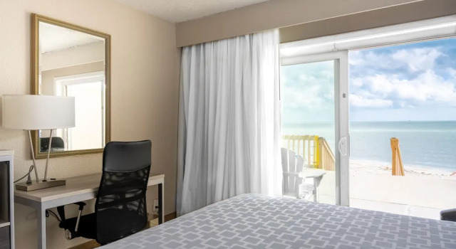 Четырёхместный номер Standard с видом на залив Emerald Beach Hotel