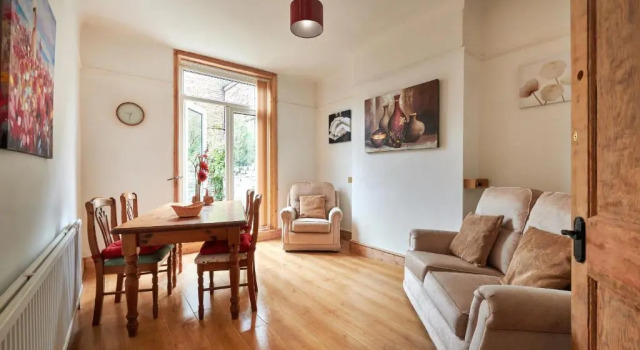 Keep the works team together, Whole 4 Bed House for same price as a city centre room, 4 or 7 Night Bargain, Walton, Liverpool, Sleeps 4 to 9