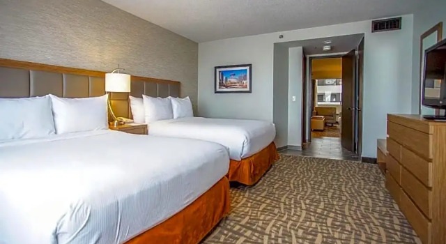 Четырёхместный люкс c 1 комнатой Embassy Suites Detroit - Southfield
