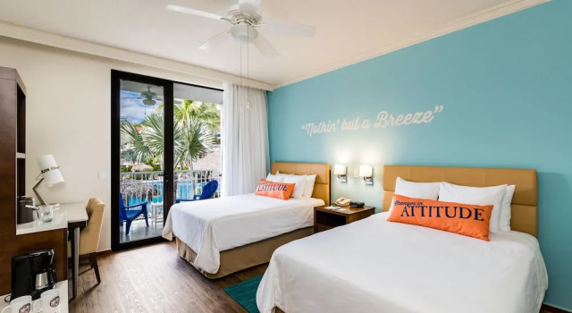 Четырёхместный номер Standard с балконом и с видом на бассейн Margaritaville Beach Resort Playa Flamingo
