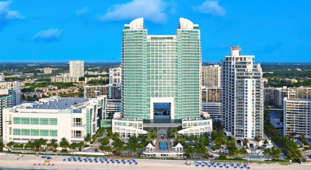 Номер Intracoastal View Signia by Hilton Diplomat Beach Resort