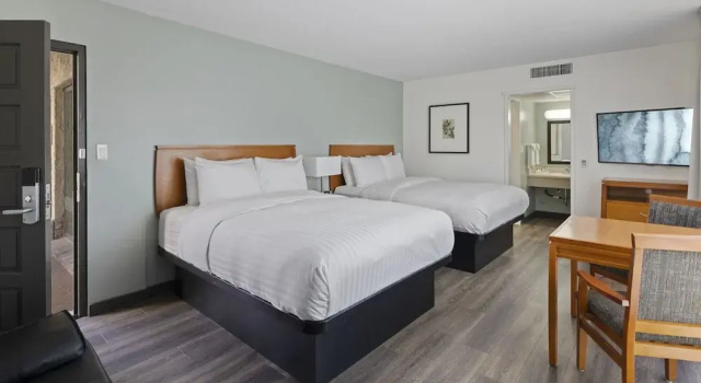 Четырёхместный люкс Vagabond Inn Glendale