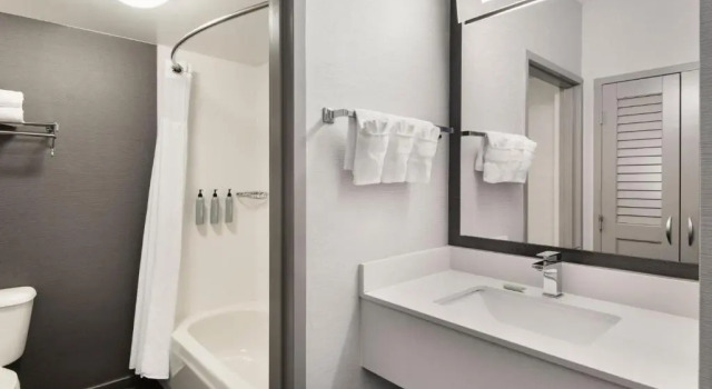 Четырёхместный номер Standard Courtyard by Marriott Burlington